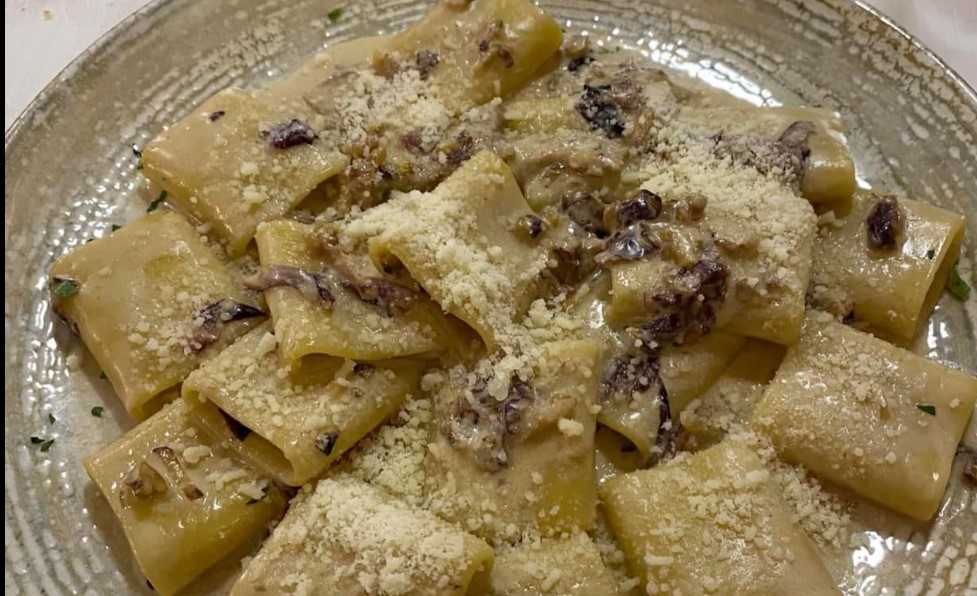 Noci radicchio e salsiccia italiana e un pizzico di tartufo