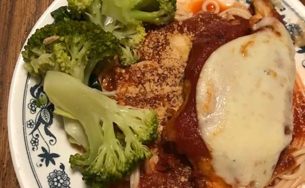 pollo alla parmigiana con spaghetti e broccoli